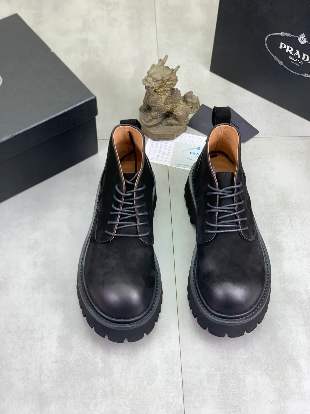 Men's shoes 💰P560 💰[New style]🔥🆕Hot model [PRADA]Prada🔝High-top Chelsea Martin boots are a high-end brand of men's shoes. The uppers are made of top-layer calfskin imported from Italy➕top-layer pigskin lining for the feet🔥, making walking more convenient and comfortable! Exclusive new style, stunning work [color]! Create a fashionable personality to set off your uniqueness! Create a fashionable personality to set off your uniqueness! A must-have for trendy men! Classic🔥super wear-resistant rubber outsole, size: 38-44 (45 can be customized) black or brown🉑️choose